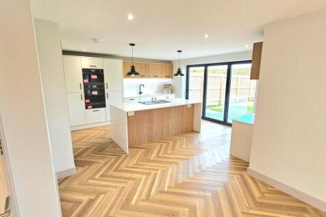 10 Magnum Plum Way kitchen 2 a.jpg