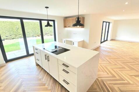 10 Magnum Plum Way kitchen 1.jpg
