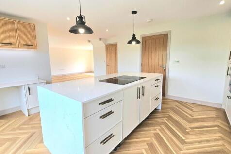 10 Magnum Plum Way kitchen 2.jpg