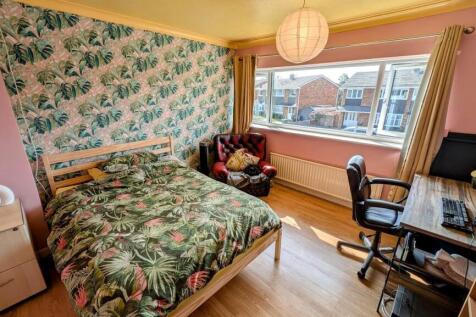 5 Sunningdale bedroom 2.jpg