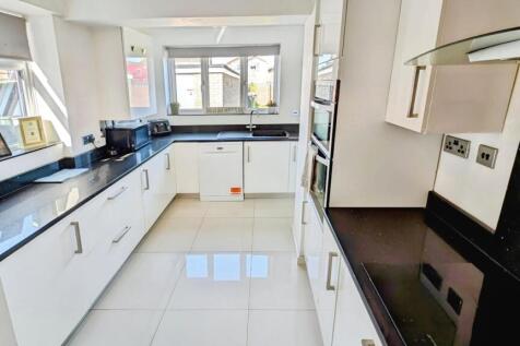 145 Finch kitchen b.jpg