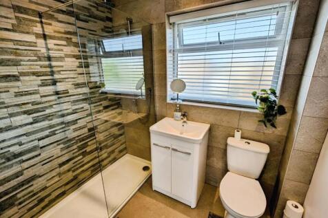 145 Finch shower room.jpg