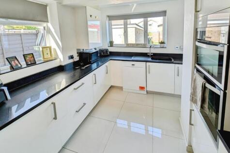 145 Finch kitchen e.jpg