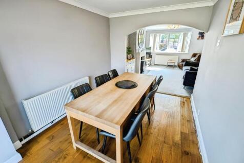 145 Finch dining a.jpg