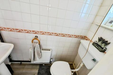 145 Finch cloakroom a.jpg