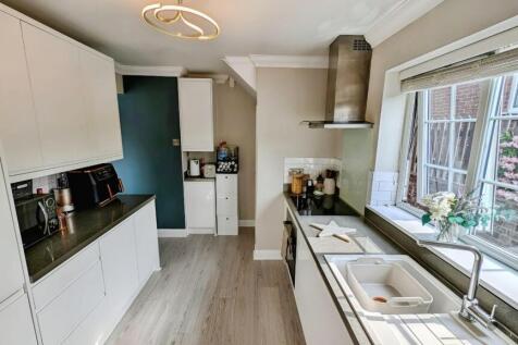98 Finch kitchen 2.jpg