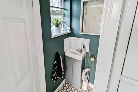 98 Finch cloakroom 1.jpg