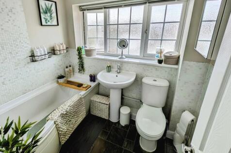 98 Finch bathroom.jpg