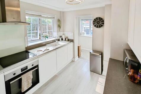 98 fINCH kITCHEN1.jpg