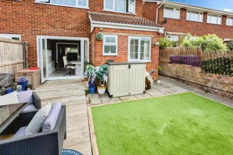 98 fINCH REAR GARDEN 2.jpg