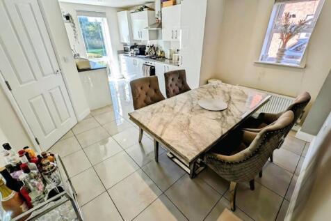 4 Derham Crescent kitchen b.jpg