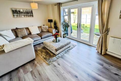 4 Derham Crescent lounge b.jpg