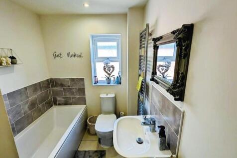 4 Derham Crescent bathroom a.jpg