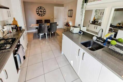 4 Derham Crescent kitchen a.jpg
