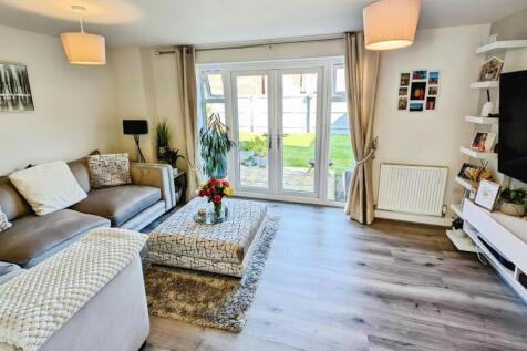 4 Derham Crescent lounge a.jpg
