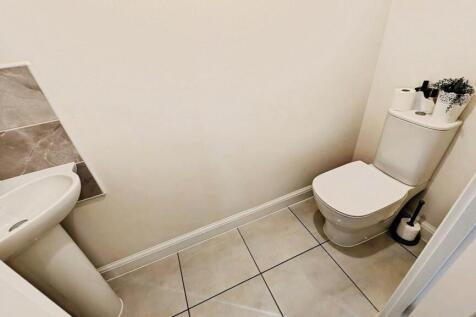 4 Derham Crescent cloakroom a.jpg