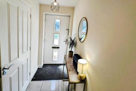 4 Derham Crescent hall a.jpg