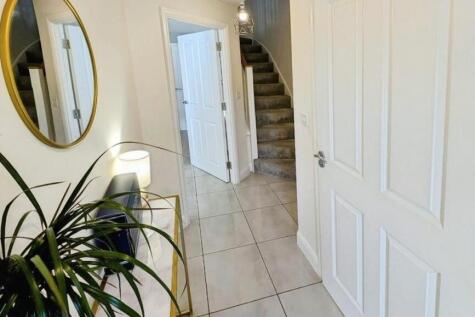 4 Derham Crescent hall b.jpg