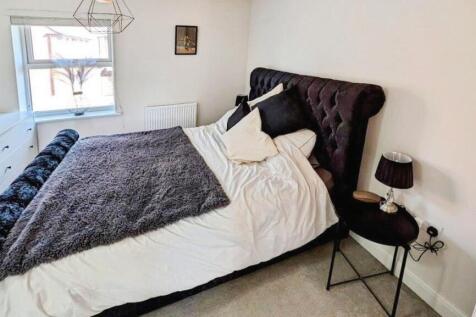4 Derham Crescent bed 1 a.jpg