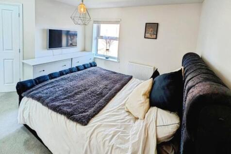 4 Derham Crescent bed 1 b.jpg