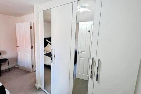 4 Derham Crescent wardrobes a.jpg