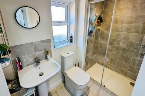 4 Derham Crescent bathroom b.jpg