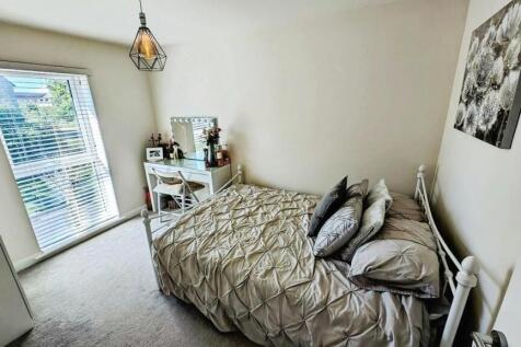 4 Derham Crescent bed 2 a.jpg