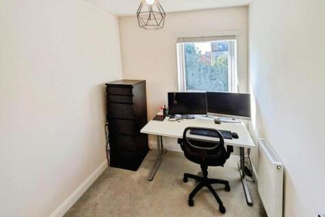 4 Derham Crescent bed 3 b.jpg