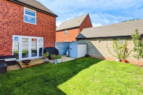 4 Derham Crescent garden c.jpg