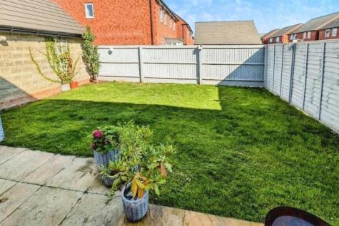 4 Derham Crescent garden b.jpg