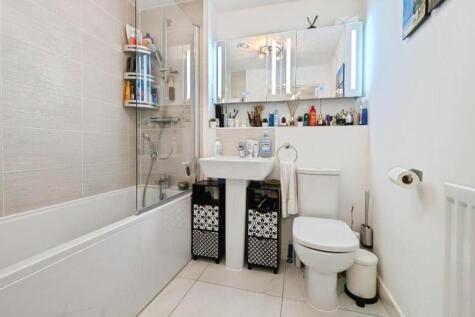 53 Oxleigh bathroom a.jpg