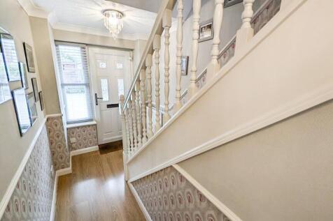 42 Pear Tree Hey entrance hall a.jpg