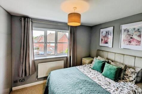 44 Coopers Drive bed 1 a.jpg