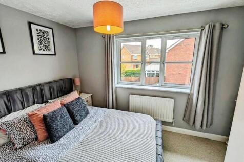 44 Coopers Drive bed 2 a.jpg