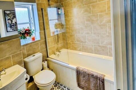 44 Coopers Drive bathroom a.jpg