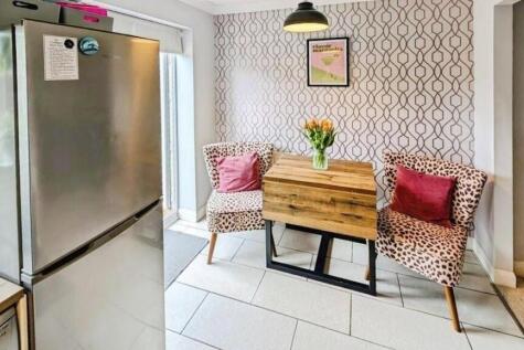 44 Coopers Drive dining b.jpg