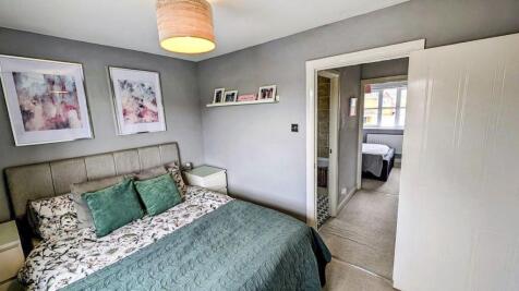 44 Coopers Drive bed 1 c.jpg