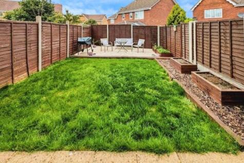 44 Coopers Drive rear garden b.jpg