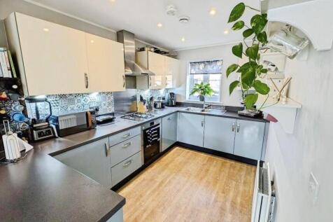 37 Hollybrook Mews kitchen a.jpg