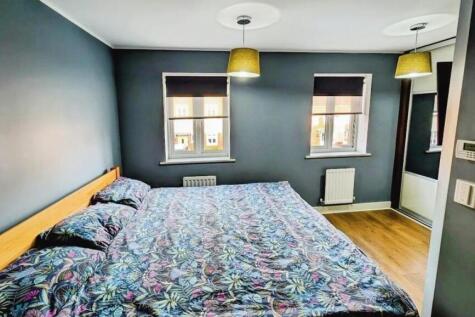 37 Hollybrook bed a.jpg