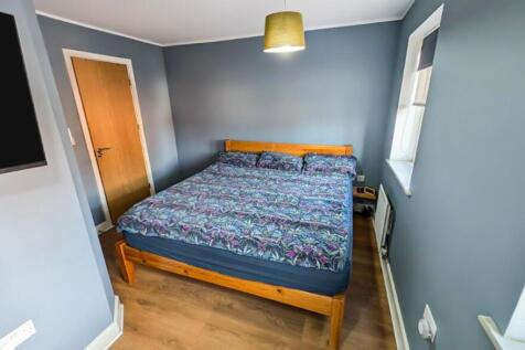 37 Hollybrook bed 1 f.jpg