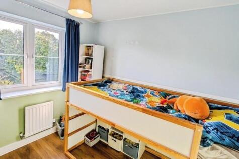 37 Hollybrook bed 3 a.jpg