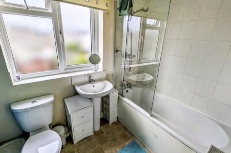 104 Stanshawe bathroom 2.jpg