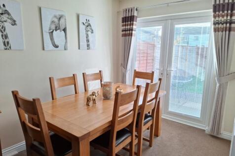 104 Stanshawe dining 3.jpg