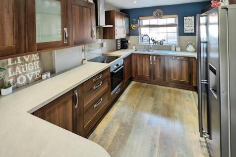 49 Cornwall Crescent kitchen a.jpg