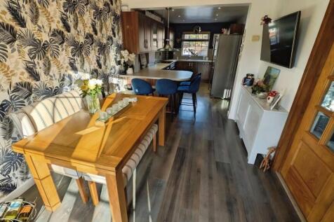 49 Cornwall Crescent dining a.jpg