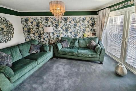 49 Cornwall Crescent lounge b.jpg