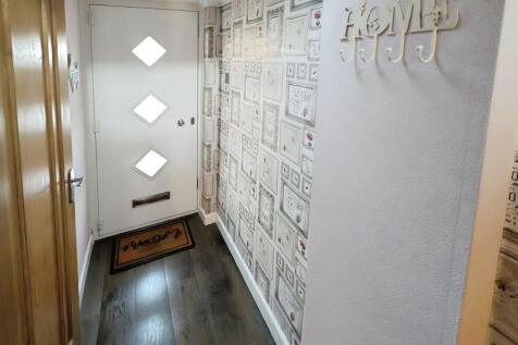 49 Cornwall Crescent entrance hall a.jpg