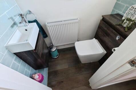 49 Cornwall Crescent cloakroom a.jpg