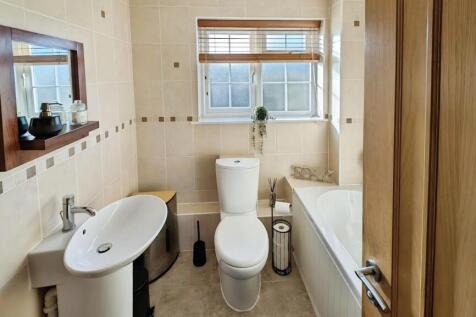 49 Cornwall Crescent bathroom a.jpg
